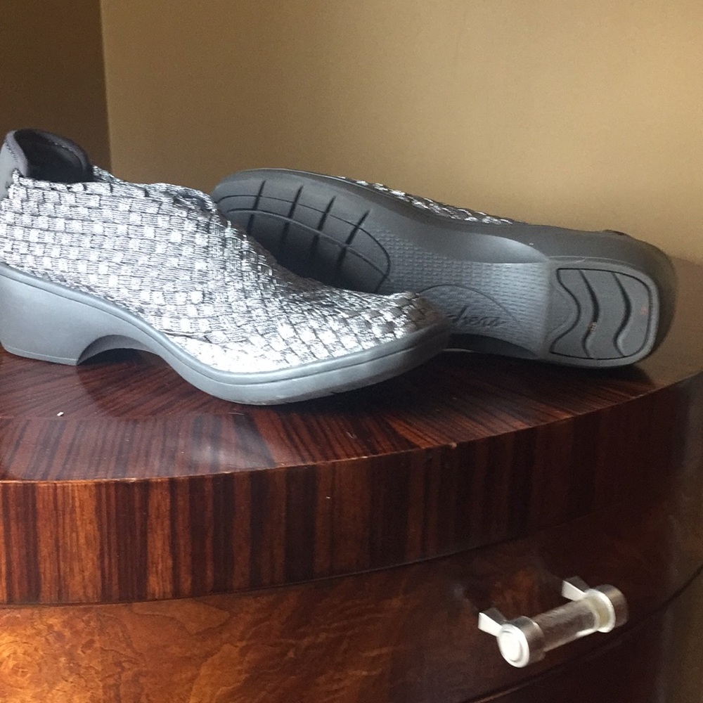 Shines silver wedges barely worn confy